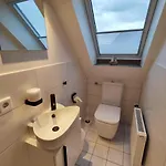 4 Personen Mit Zwei Toiletten In
