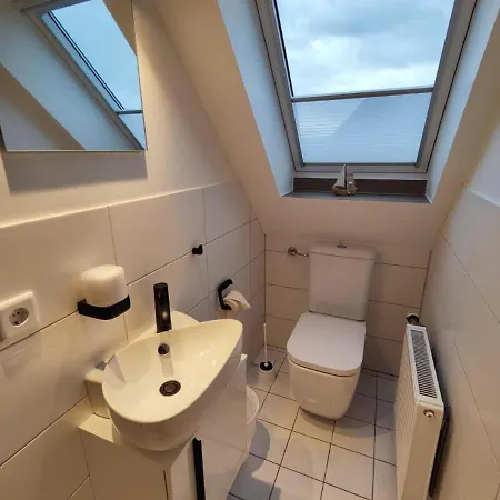 4 Personen Mit Zwei Toiletten In