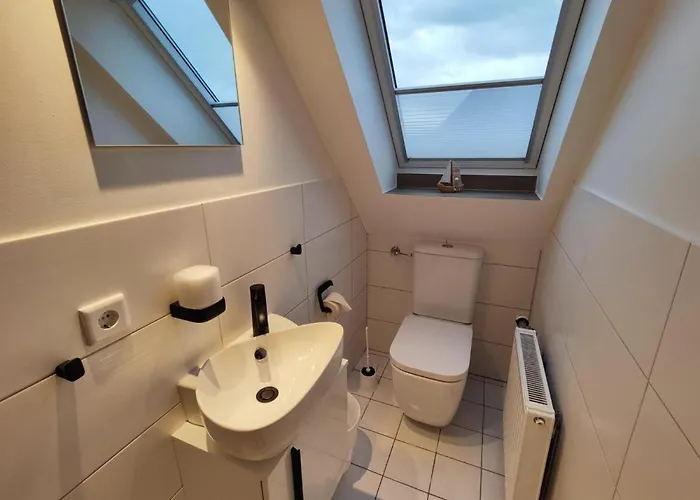 4 Personen Mit Zwei Toiletten In